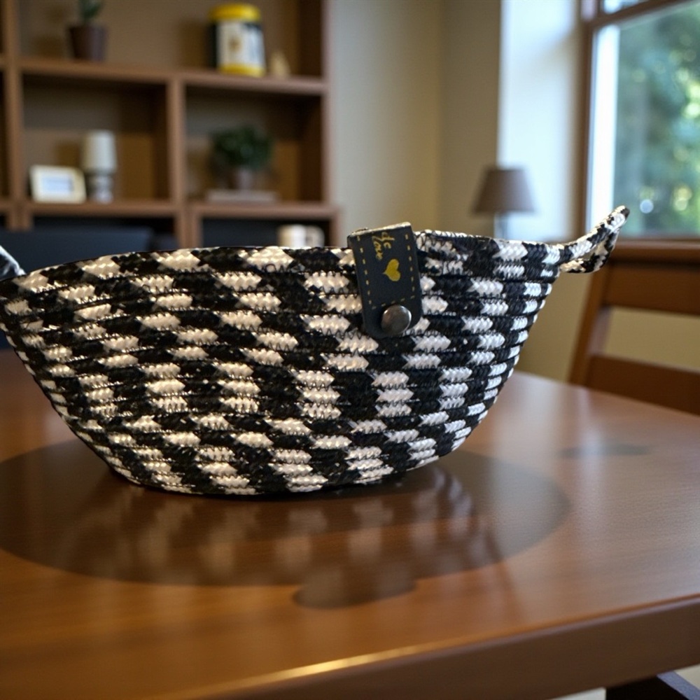 Purse bowl-Black and White Woven -NWOT